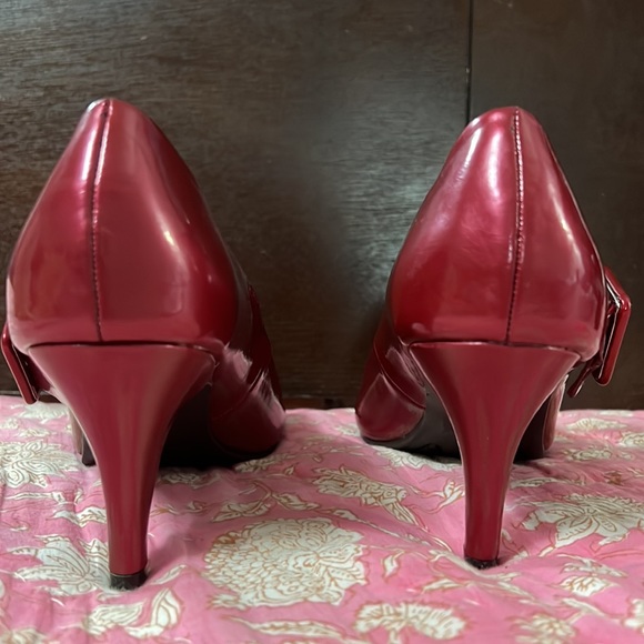 Red Kenneth Cole Reaction heels size 8 - Picture 5 of 6